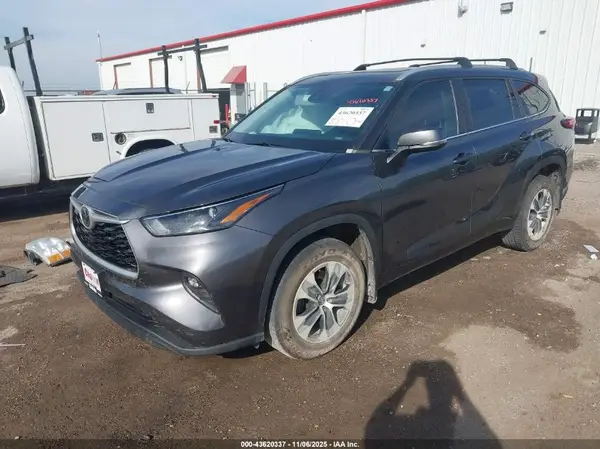 5TDKDRBH5PS011748 2023 TOYOTA HIGHLANDER - Image 2
