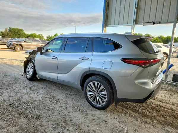 5TDKDRBH5PS038061 2023 TOYOTA HIGHLANDER - Image 2