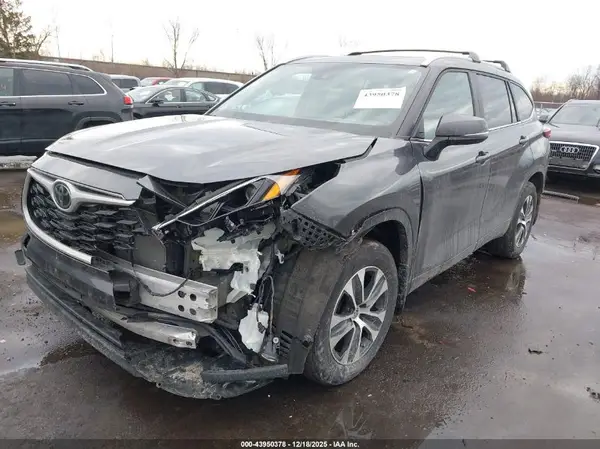 5TDKDRBH5PS043065 2023 TOYOTA HIGHLANDER - Image 2