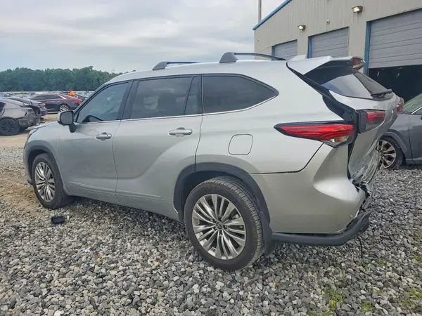 5TDKDRBH5PS513093 2023 TOYOTA HIGHLANDER - Image 2