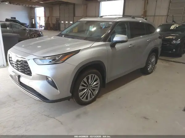 5TDKDRBH5RS535419 2024 TOYOTA HIGHLANDER - Image 2