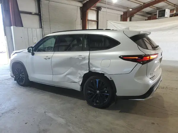 5TDKDRBH5RS556030 2024 TOYOTA HIGHLANDER - Image 2