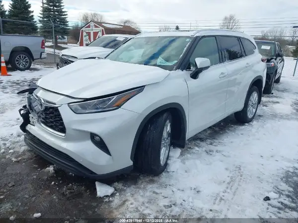 5TDKDRBH5RS557775 2024 TOYOTA HIGHLANDER - Image 2