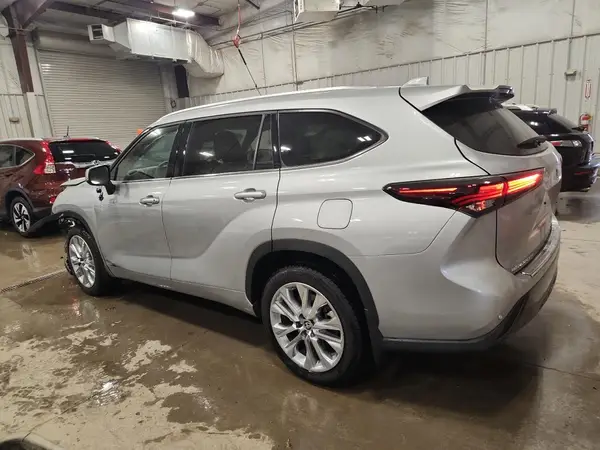5TDKDRBH5RS558487 2024 TOYOTA HIGHLANDER - Image 2