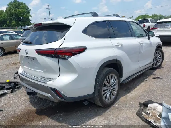 5TDKDRBH5RS569473 2024 TOYOTA HIGHLANDER - Image 2