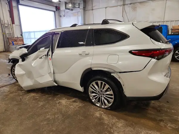 5TDKDRBH6PS513104 2023 TOYOTA HIGHLANDER - Image 2