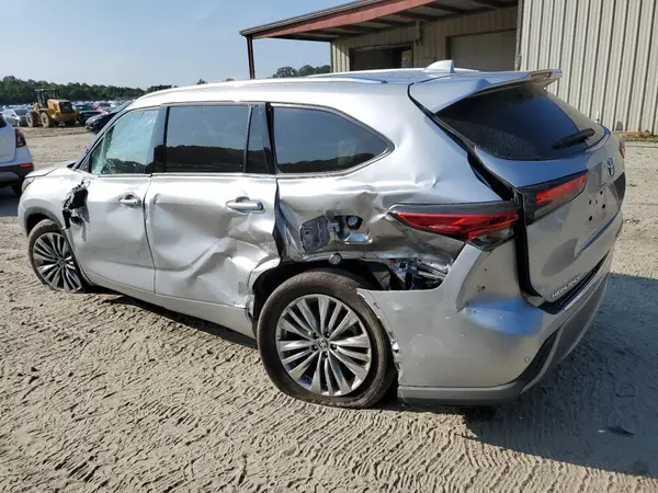 5TDKDRBH6PS519369 2023 TOYOTA HIGHLANDER - Image 2