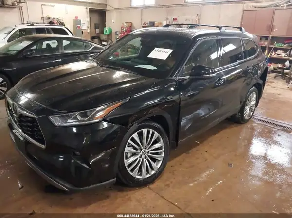 5TDKDRBH6RS566985 2024 TOYOTA HIGHLANDER - Image 2