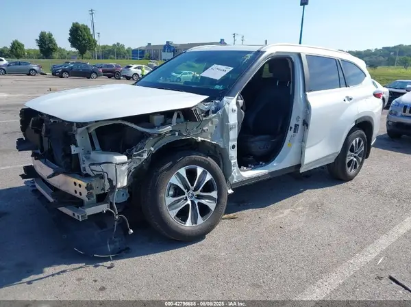 5TDKDRBH7PS008415 2023 TOYOTA HIGHLANDER - Image 2