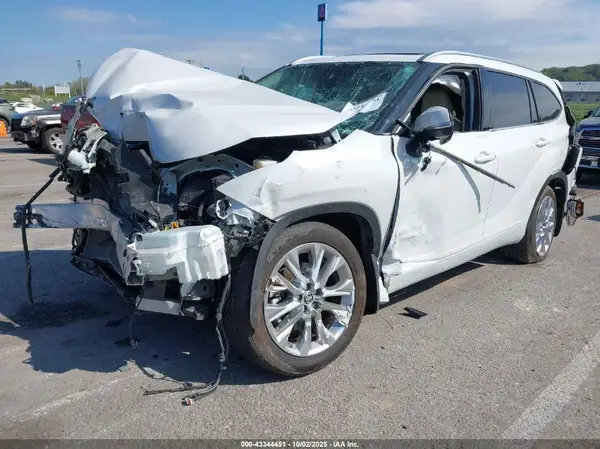 5TDKDRBH7PS032603 2023 TOYOTA HIGHLANDER - Image 2