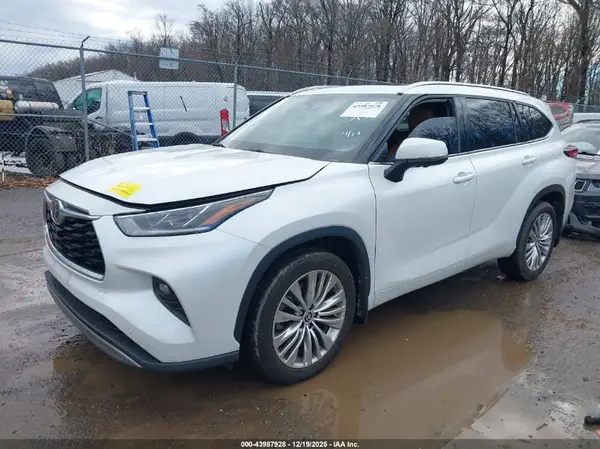 5TDKDRBH7PS508557 2023 TOYOTA HIGHLANDER - Image 2