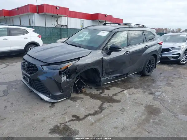 5TDKDRBH7PS509160 2023 TOYOTA HIGHLANDER - Image 2