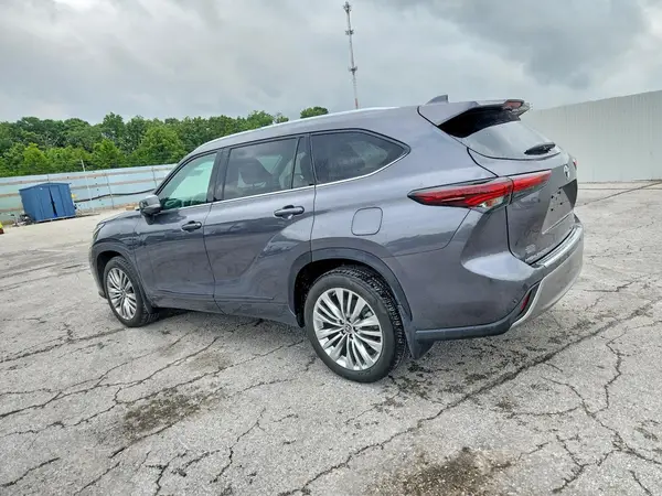 5TDKDRBH7RS528701 2024 TOYOTA HIGHLANDER - Image 2