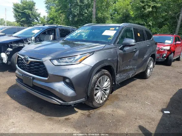 5TDKDRBH7RS533669 2024 TOYOTA HIGHLANDER - Image 2