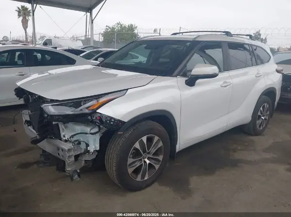 5TDKDRBH7RS538841 2024 TOYOTA HIGHLANDER - Image 2
