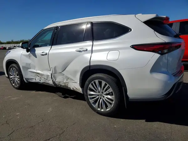 5TDKDRBH8PS040032 2023 TOYOTA HIGHLANDER - Image 2