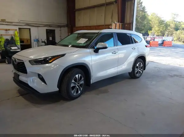 5TDKDRBH8PS043643 2023 TOYOTA HIGHLANDER - Image 2