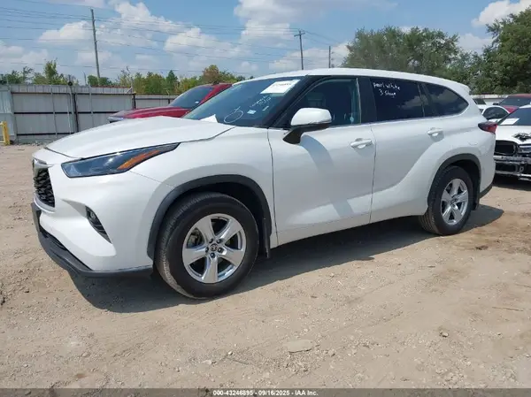 5TDKDRBH8RS535155 2024 TOYOTA HIGHLANDER - Image 2