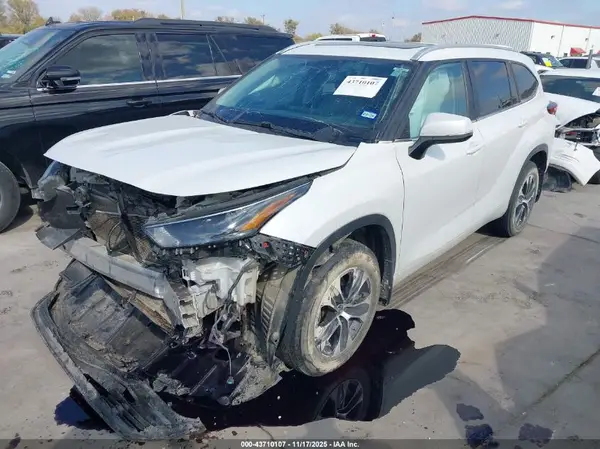 5TDKDRBH9PS011638 2023 TOYOTA HIGHLANDER - Image 2