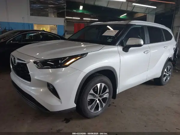 5TDKDRBH9PS039746 2023 TOYOTA HIGHLANDER - Image 2