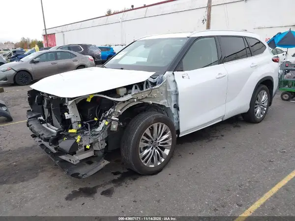 5TDKDRBH9PS520595 2023 TOYOTA HIGHLANDER - Image 2