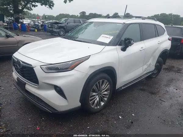 5TDKDRBH9RS563580 2024 TOYOTA HIGHLANDER - Image 2
