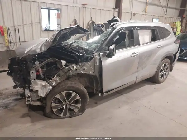 5TDKDRBH9SS576156 2025 TOYOTA HIGHLANDER - Image 2