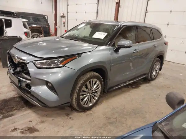 5TDKDRBHXRS528904 2024 TOYOTA HIGHLANDER - Image 2