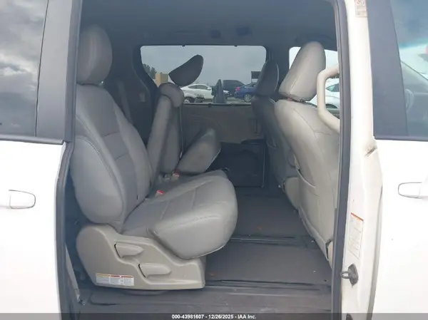 5TDKK3DC0GS694074 2016 TOYOTA SIENNA - Image 8
