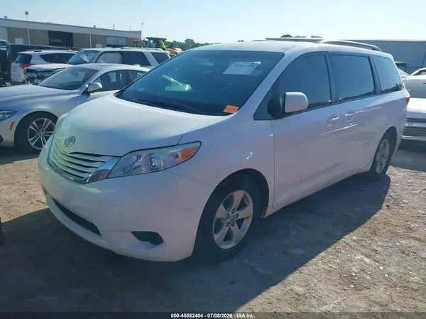 5TDKK3DC0GS694897 2016 TOYOTA SIENNA - Image 2