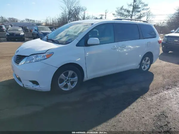 5TDKK3DC0GS696259 2016 TOYOTA SIENNA - Image 2