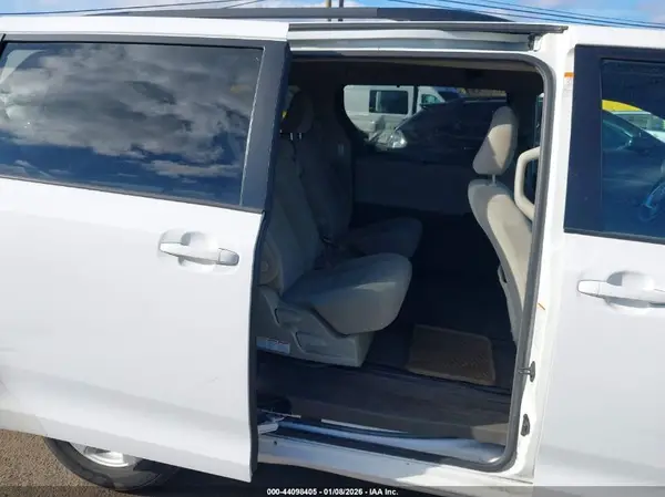 5TDKK3DC0GS696259 2016 TOYOTA SIENNA - Image 8