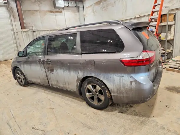 5TDKK3DC0GS704067 2016 TOYOTA SIENNA - Image 2