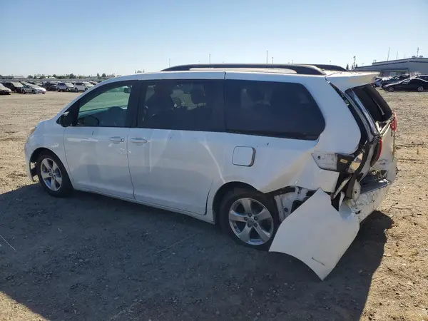 5TDKK3DC0GS706031 2016 TOYOTA SIENNA - Image 2