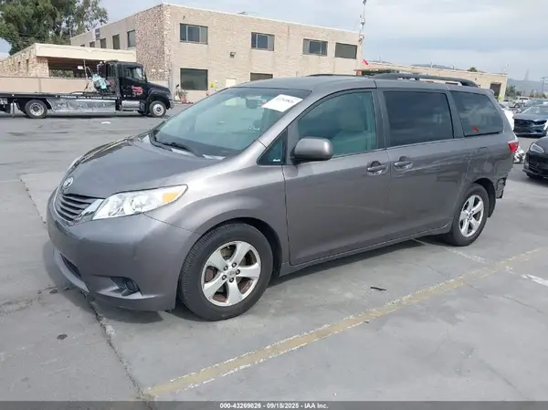5TDKK3DC0GS710886 2016 TOYOTA SIENNA - Image 2