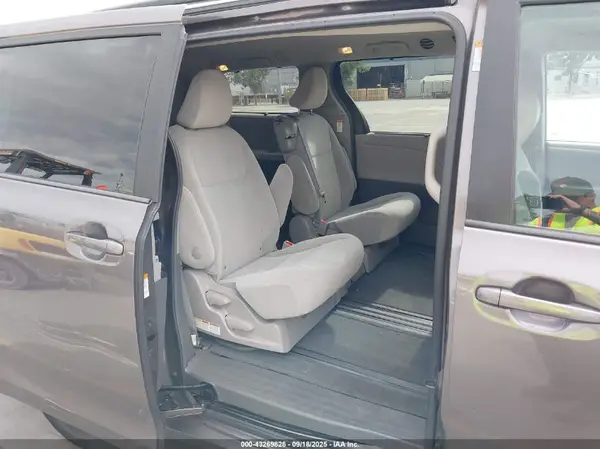 5TDKK3DC0GS710886 2016 TOYOTA SIENNA - Image 8