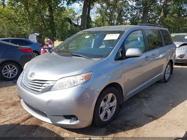 5TDKK3DC0GS713352 2016 TOYOTA SIENNA - Image 2