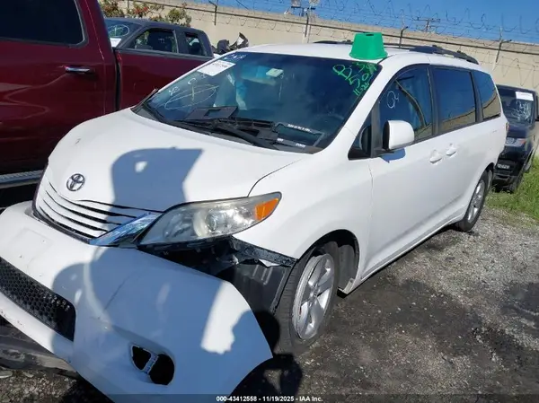 5TDKK3DC0GS717160 2016 TOYOTA SIENNA - Image 2