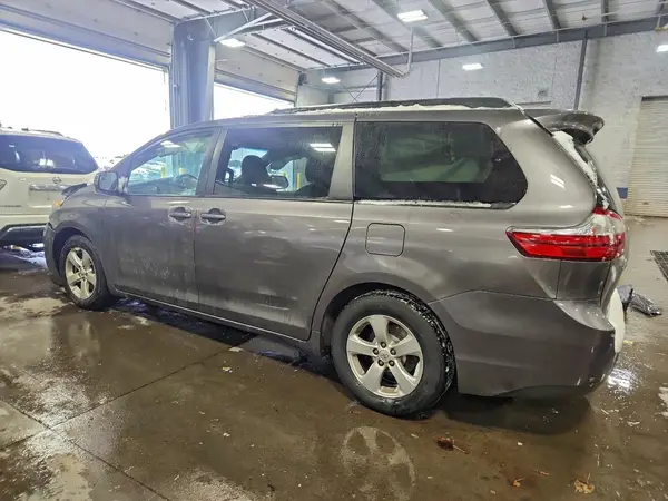 5TDKK3DC0GS721063 2016 TOYOTA SIENNA - Image 2