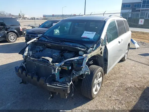 5TDKK3DC0GS723363 2016 TOYOTA SIENNA - Image 2
