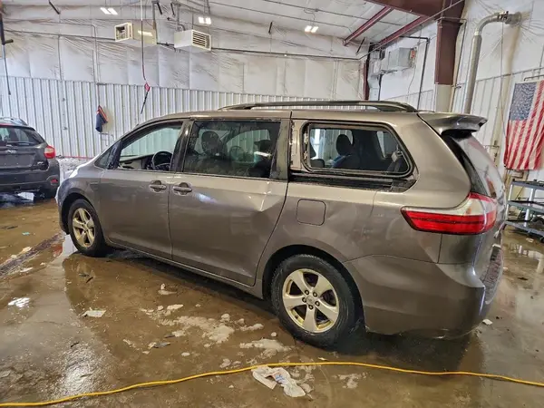 5TDKK3DC0GS724500 2016 TOYOTA SIENNA - Image 2