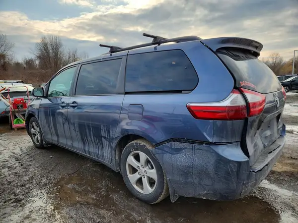 5TDKK3DC0GS735318 2016 TOYOTA SIENNA - Image 2