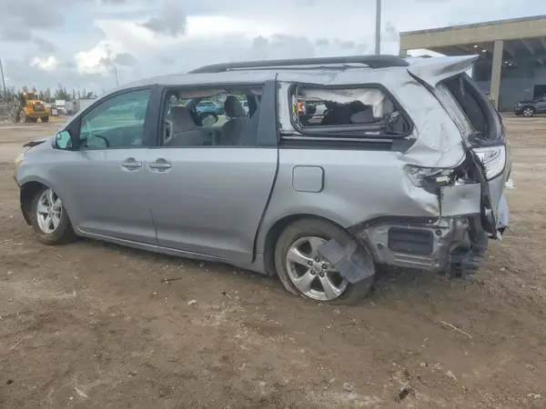 5TDKK3DC0GS748392 2016 TOYOTA SIENNA - Image 2