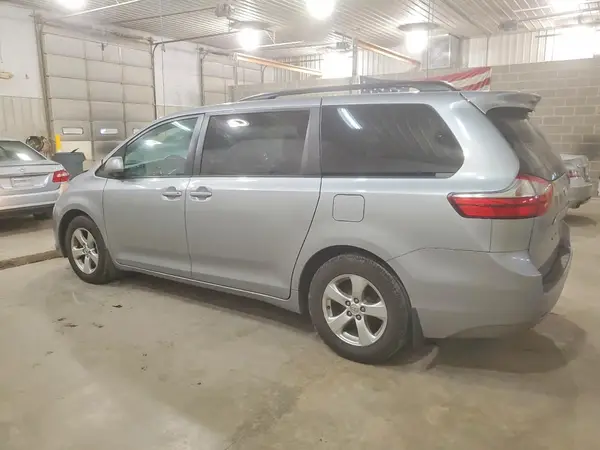 5TDKK3DC0GS755875 2016 TOYOTA SIENNA - Image 2