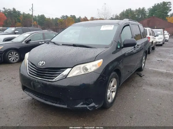 5TDKK3DC0GS758064 2016 TOYOTA SIENNA - Image 2