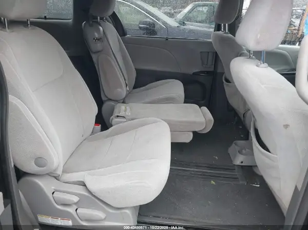 5TDKK3DC0GS758064 2016 TOYOTA SIENNA - Image 8