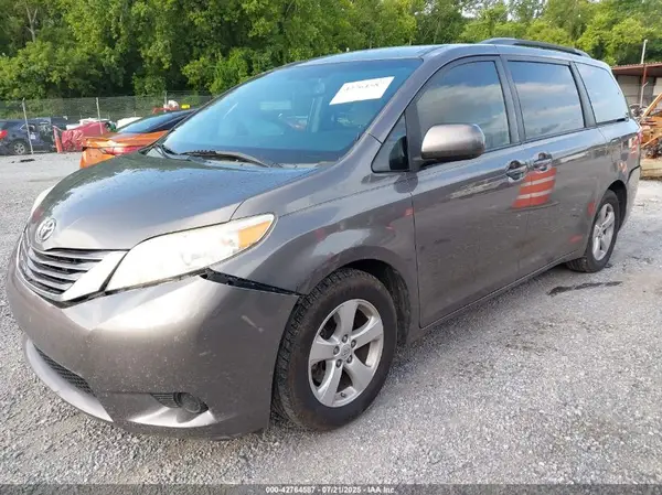 5TDKK3DC1GS696979 2016 TOYOTA SIENNA - Image 2