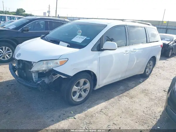 5TDKK3DC1GS698621 2016 TOYOTA SIENNA - Image 2