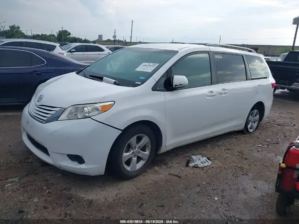 5TDKK3DC1GS700982 2016 TOYOTA SIENNA - Image 2