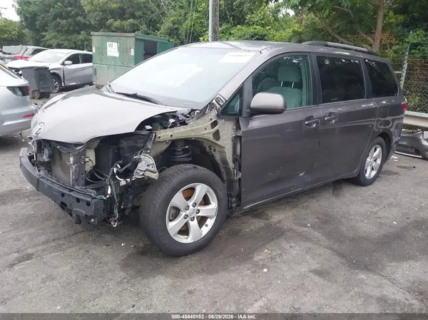 5TDKK3DC1GS715255 2016 TOYOTA SIENNA - Image 2